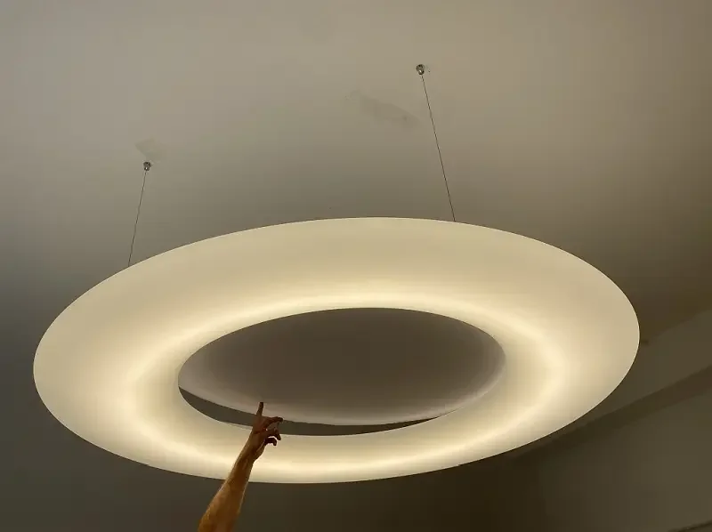 Lampe mit rundem Schallabsorber